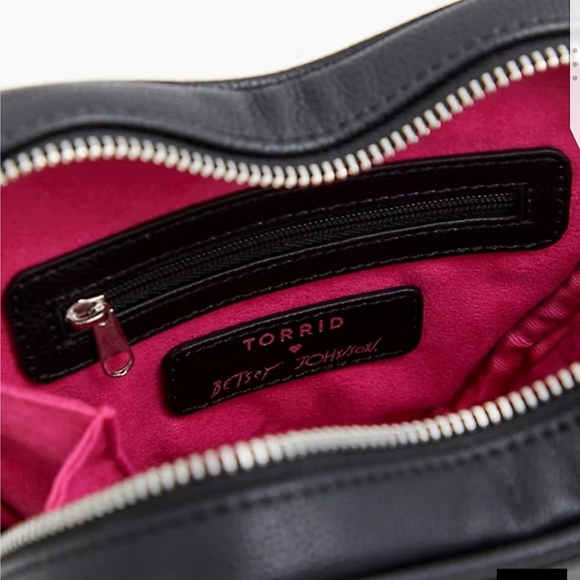 🆕🖤BETSEY JOHNSON FAUX LEATHER STUDDED HEART BAG - Picture 4 of 4